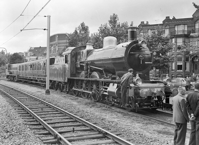 836216 Afbeelding van de aankomst van de stoomlocomotief nr. 3737 (serie 3700/3800) na een opknapbeurt te Roosendaal in ...